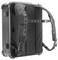 Ein schwarzer Koffer mit gepolsterten Rucksackgurten und Schnallen an der Rückseite, die es ermöglichen, ihn als Rucksack zu tragen.