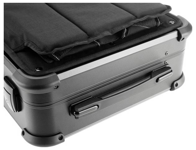 Schwarzer Hartschalenkoffer mit gepolstertem Deckel, leicht geöffnet, zeigt stabilen Rand und robusten Griff für sicheren Transport.