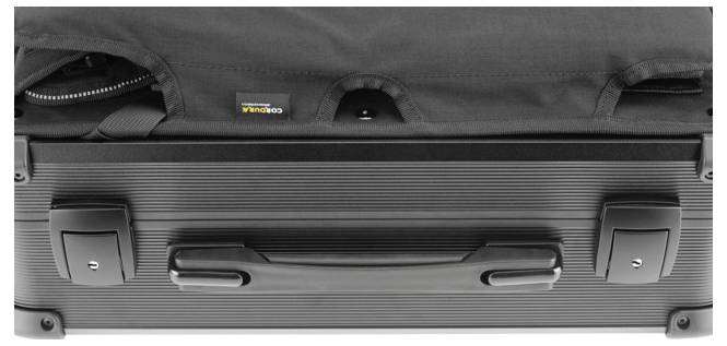 Schwarzer Hartschalenkoffer mit zwei Schlössern und Griff, horizontal ausgerichtet.