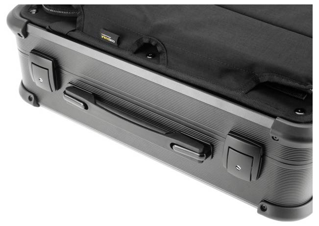 Ein schwarzer Hartschalenkoffer mit robustem Design und stabilen Griffen, geeignet für Reisen und sicheren Transport von Gegenständen.