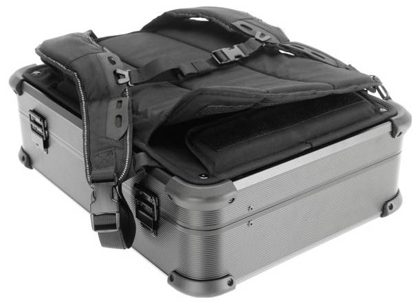 Eine silberne, verschließbare Hartschalenkiste mit schwarzen, gepolsterten Tragegurten, geeignet für Transport und Schutz empfindlicher Inhalte.