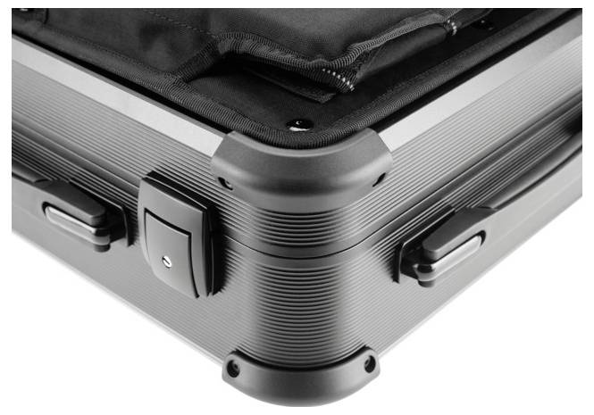 Ein hartschaliger Koffer in Metalloptik mit abgerundeten Ecken und robusten Verschlüssen, geeignet für sicheren Transport.