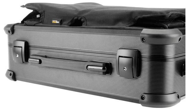 Ein schwarzer Koffer mit robustem Design und Griffen, geeignet für Reisen.