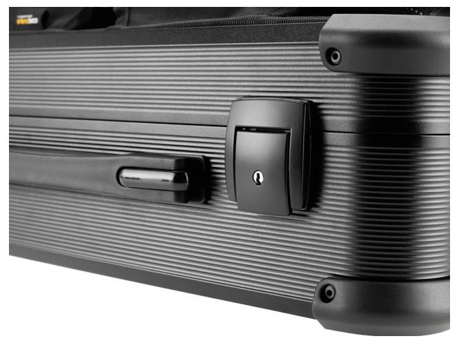 Ein schwarzer Hartschalenkoffer mit einem Zahlenschloss und einem Griff an der Seite. Das Koffersystem wirkt robust und modern.