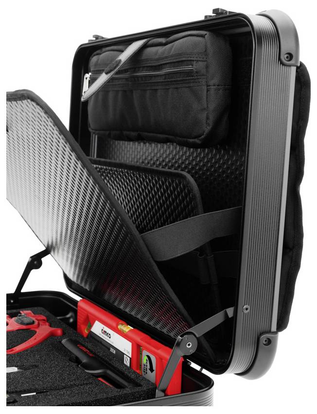 Ein schwarzer, geöffneter Hartschalenkoffer mit verschiedenen Fächern und Taschen im Inneren, zeigt ein strukturiertes Design.