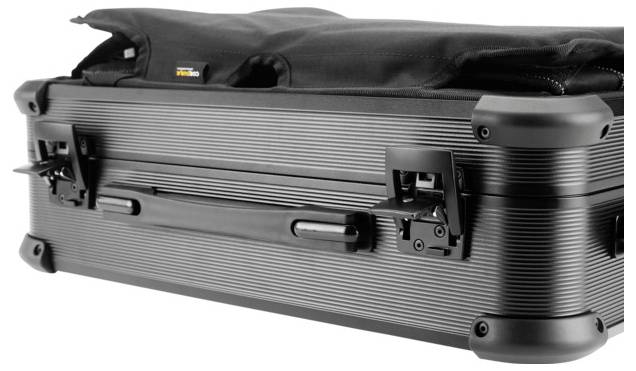 'Ein robuster, schwarzer Koffer mit verstärkten Ecken und einem Griff in der Mitte, geeignet für den sicheren Transport von Ausrüstung.'