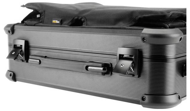 Ein schwarzer, robuster Koffer mit verstärkten Ecken und zwei Schnallenverschlüssen. Oben ist eine gefaltete Tasche angebracht.