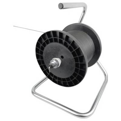 Kabeltrommel aus Metall mit aufgewickeltem Kabel, steht auf einem metallenen Gestell.