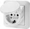 Weiße Steckdose mit Abdeckung in offenem Zustand, geeignet für Innenräume, mit Symbolen für Spannung und Strombegrenzung.