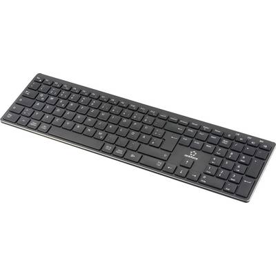 Eine schwarze Computertastatur mit deutschen Tastenbeschriftungen, zeigt ein schlankes Design mit einem Nummernblock auf der rechten Seite.