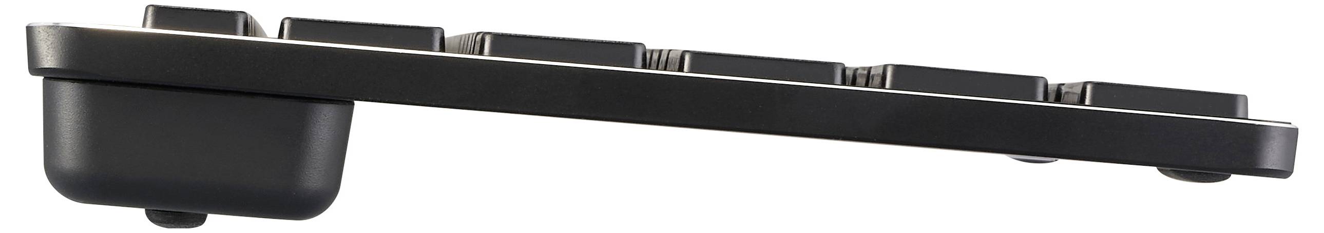 Seitenansicht einer schwarzen Computertastatur, die auf einer erhöhten Neigung steht, mit deutlich erkennbaren Tasten.