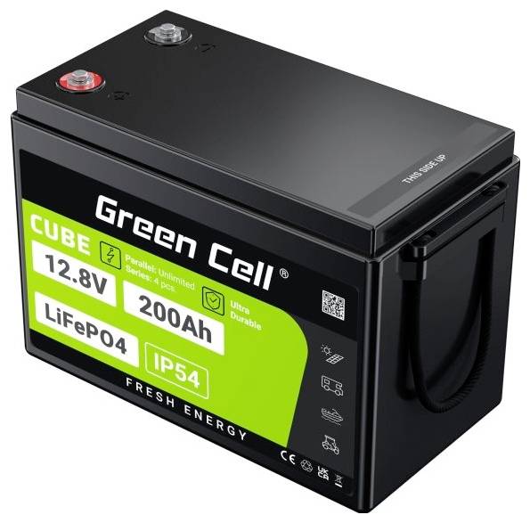 Eine schwarze Lithium-Eisenphosphat-Batterie mit der Aufschrift 'Green Cell', Spannung 12,8V, Kapazität 200Ah, Schutzart IP54.