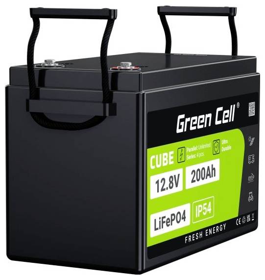 Schwarze Lithium-Ionen-Batterie mit grüner Beschriftung. Aufschrift: 'Green Cell', '12.8V 200Ah', 'IP54', geeignet für Energieversorgungssysteme.