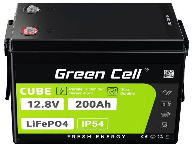 Eine schwarze Batterie von Green Cell mit grünem Etikett, 12,8V, 200Ah, LiFePO4, IP54. Geeignet für Parallel- und Reihenschaltung.