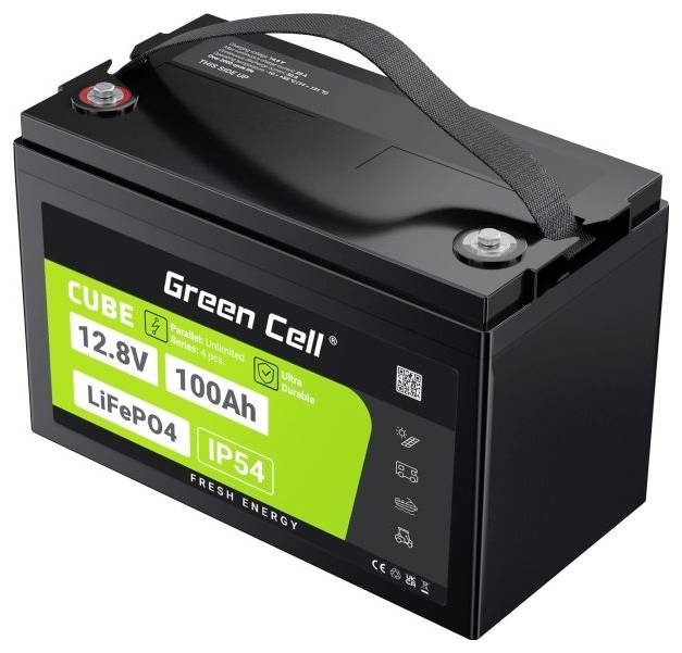 '12.8V 100Ah LiFePO4 Batterie von Green Cell, Modell CUBE. Schwarzes Gehäuse mit Tragegriff. Beschriftet mit IP54 und Ultra Durability.'