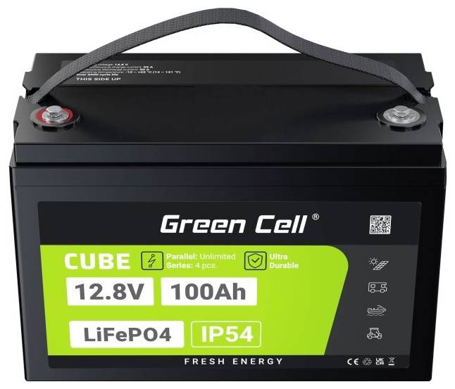 Schwarze LiFePO4-Batterie mit grüner Etikettaufschrift: 'Green Cell', 'Cube', '12.8V', '100Ah', 'IP54'. Integrierter Tragegriff.