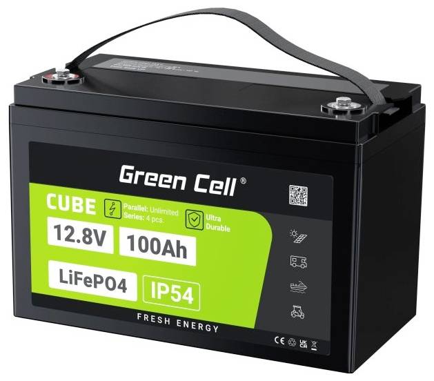Schwarze Lithium-Eisenphosphat-Batterie von Green Cell mit einem grünen Aufkleber; Daten: 12.8V, 100Ah, IP54-zertifiziert.