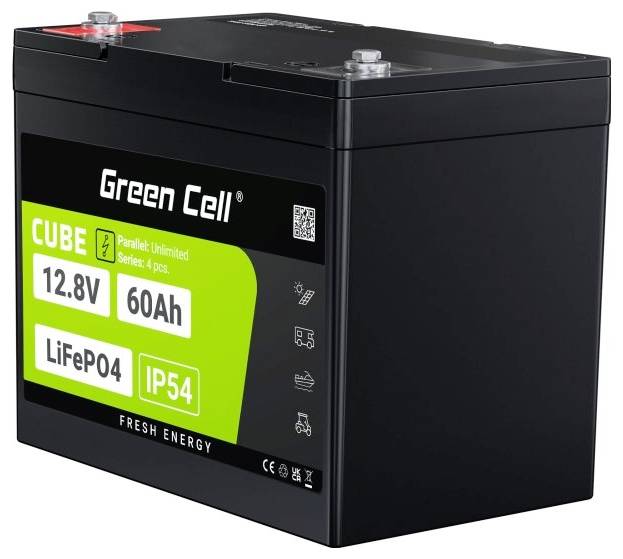 Eine rechteckige, schwarze Batterie mit grünem Etikett, darauf Informationen: '12.8V', '60Ah', 'LiFePO4', 'IP54'. Marke: Green Cell.
