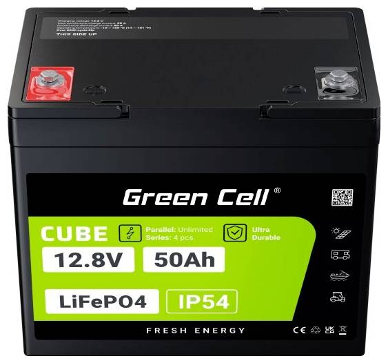 Batterie von Green Cell mit der Aufschrift 'CUBE 12.8V 50Ah LiFePO4 IP54', geeignet für stabile Energiespeicherung.