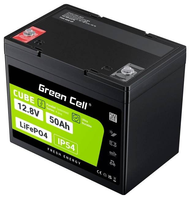 Schwarze Lithium-Eisenphosphat-Batterie (LiFePO4) mit 12,8V, 50Ah. Beschriftet mit 'Green Cell', Schutzart IP54.