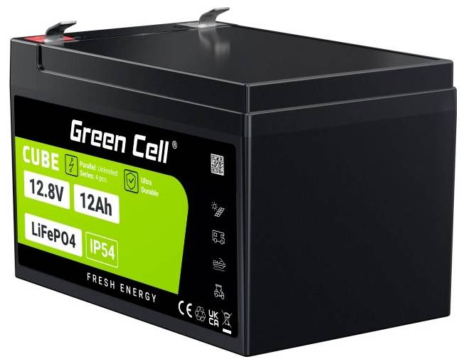Rechteckiger schwarzer Akku mit grünem Etikett. Aufschrift: 'Green Cell', 'CUBE', '12.8V', '12Ah', 'LiFePO4', 'IP54'. Geeignet für Ultra Durable Anwendungen.