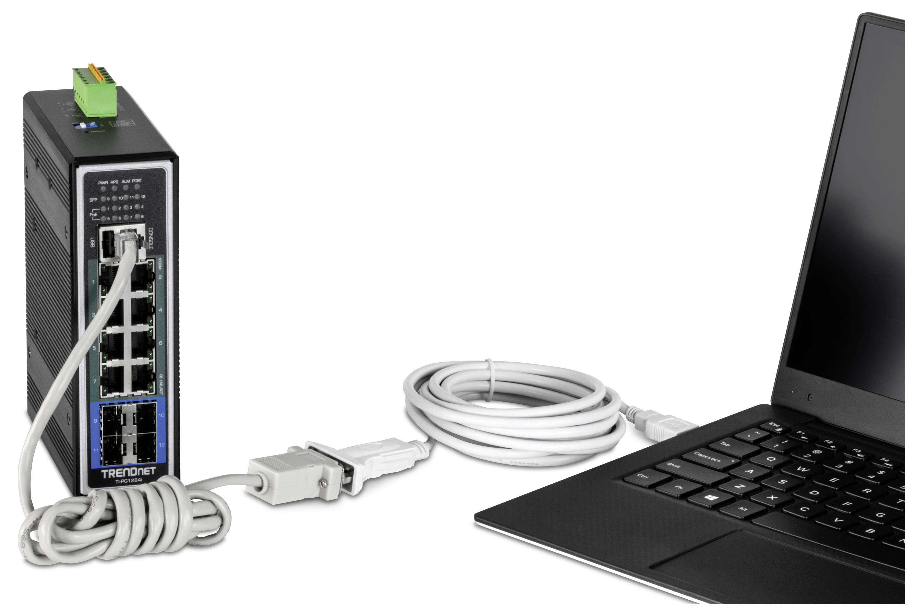 'Ein Laptop ist über ein serielles Kabel mit einem TRENDnet-Netzwerk-Switch verbunden, das für industrielle Anwendungen geeignet ist.'