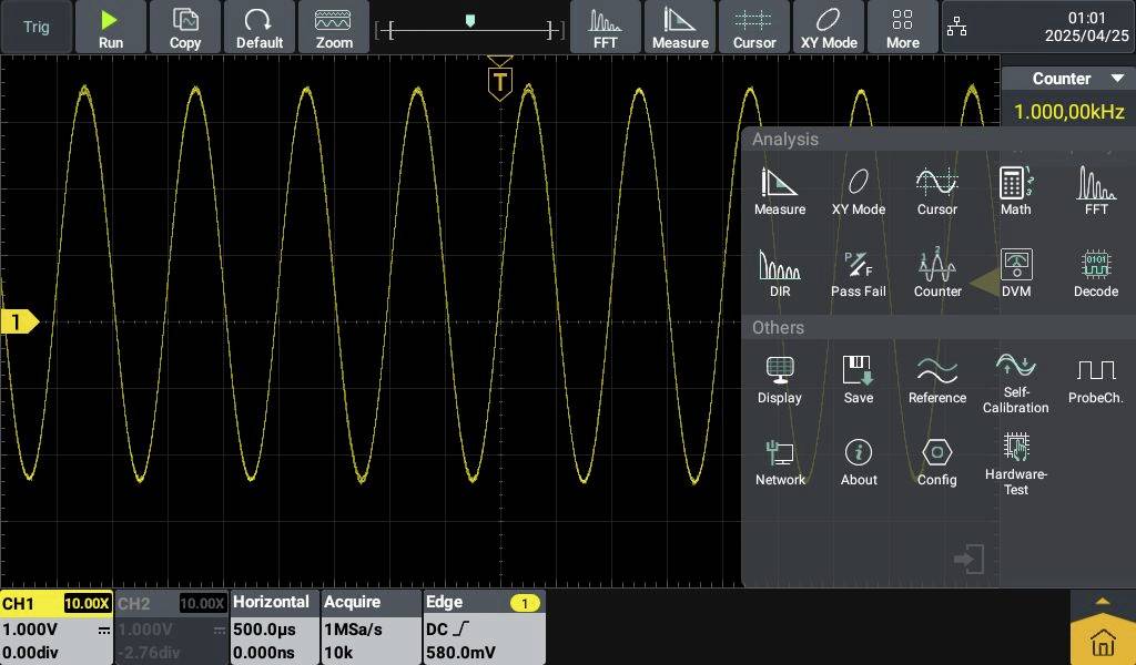 Ein Oszilloskop zeigt eine gelbe Sinuswelle; daneben ein Menü mit Optionen wie 'Measure', 'XY Mode' und 'Cursor'.