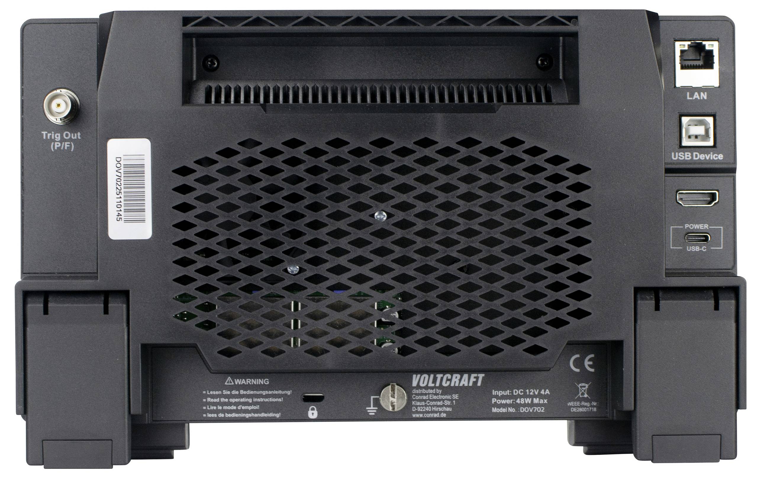 Elektronikgerät-Rückseite mit Lüftungsgitter, LAN- und USB-Anschlüssen, Netzkabelanschluss und Herstellerkennzeichnungen.