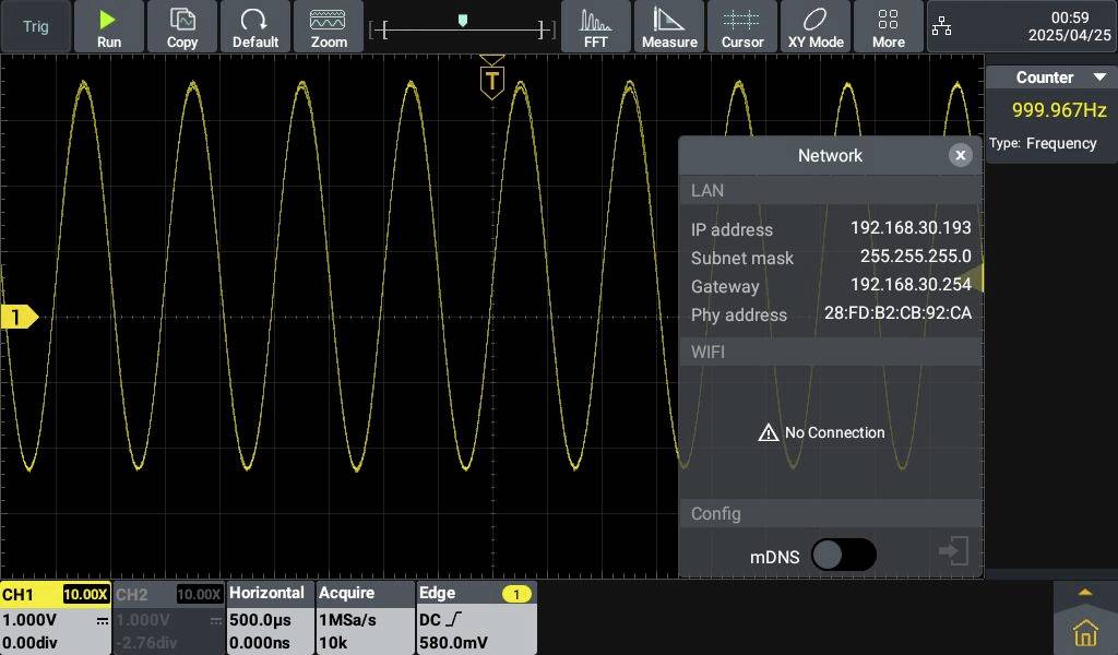 Ein Oszilloskop-Bildschirm zeigt eine sinusförmige Wellenform. Rechts ist ein Netzwerkfenster mit IP-Informationen sichtbar. Die Frequenz beträgt 999,967 Hz.