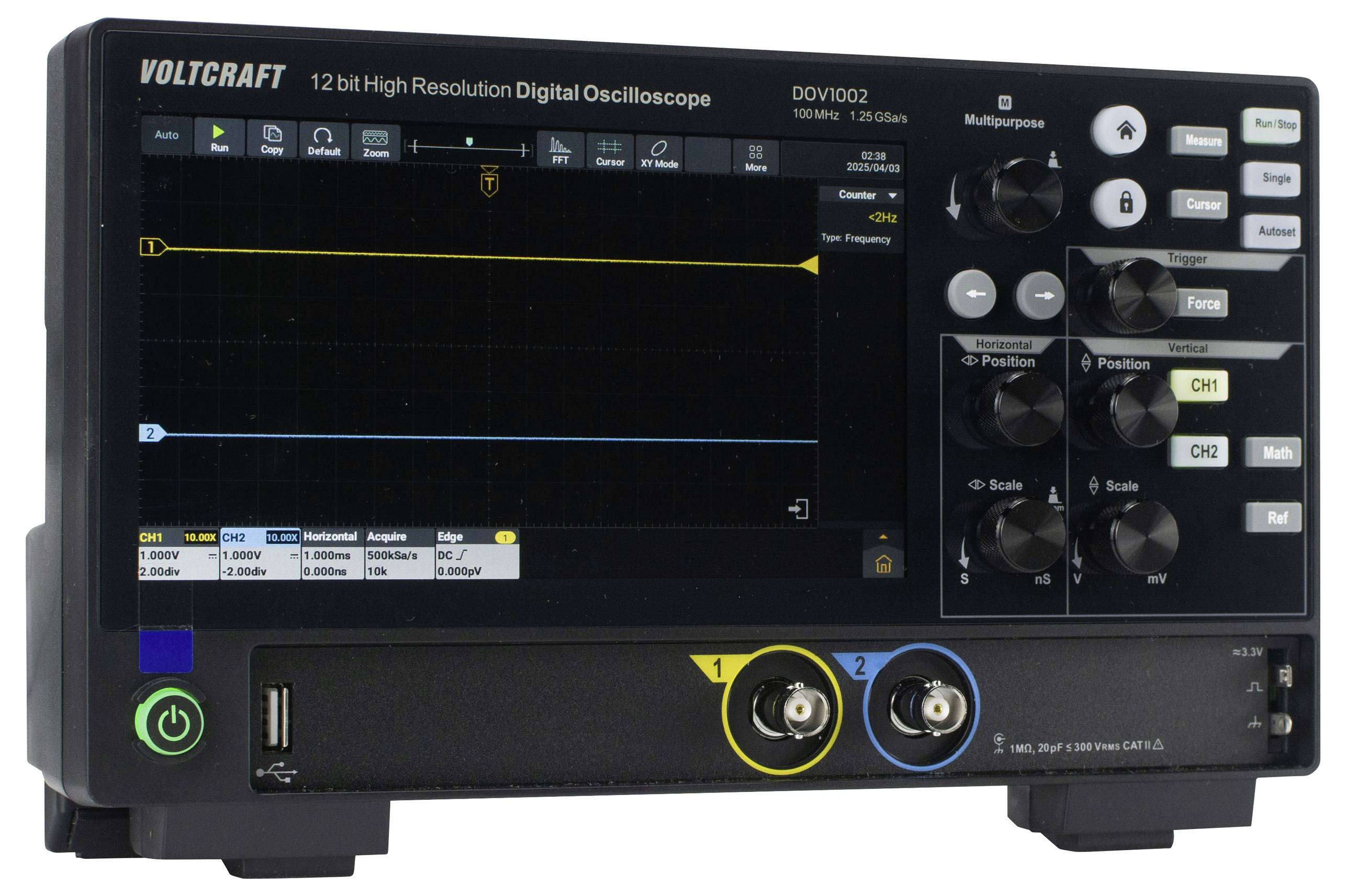 Ein digitales Oszilloskop zeigt eine stabile gelbe Linie auf schwarzem Display, markiert als 'CH1'. Es gibt verschiedene Bedienknöpfe und Anschlüsse.