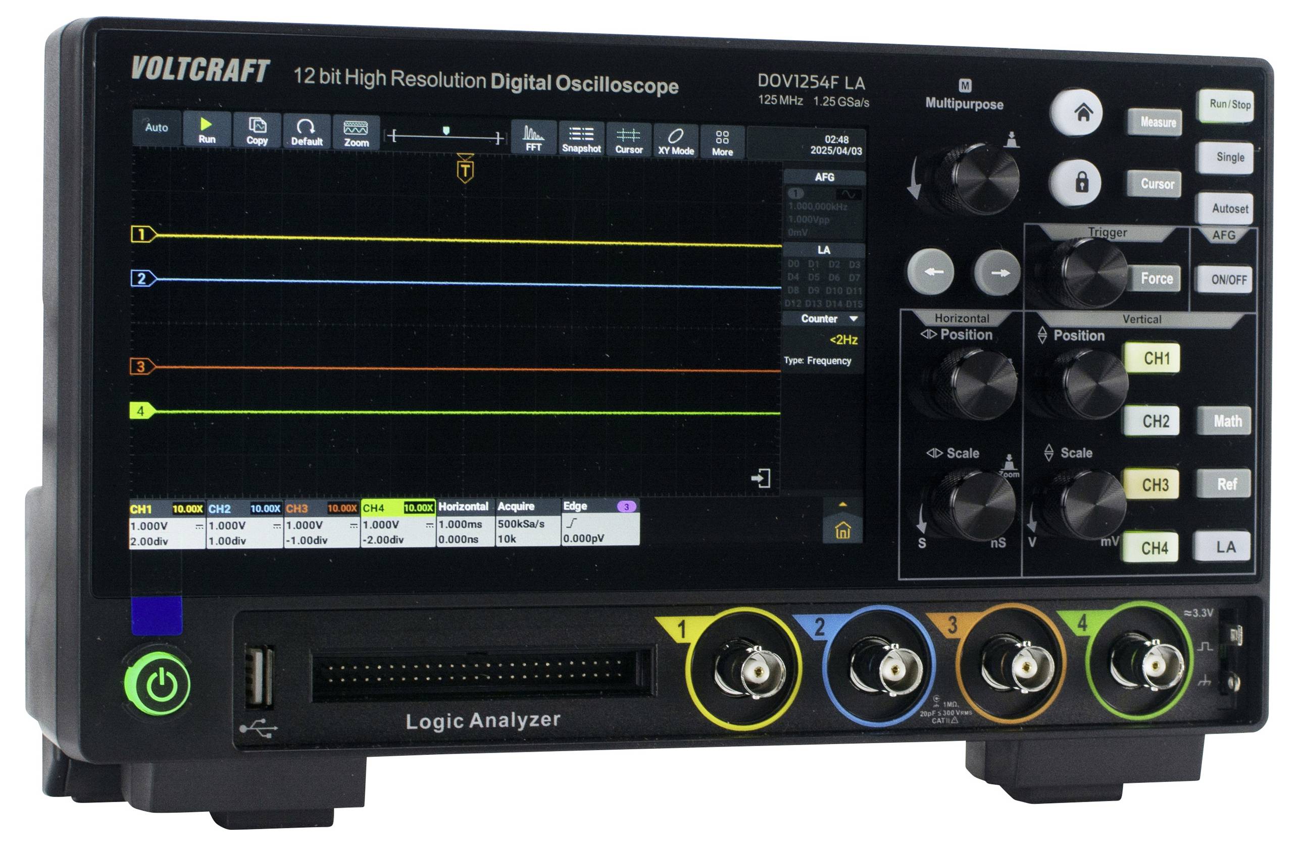 'Oszilloskop mit digitalem Display zeigt mehrfarbige Wellenformen und diverse Bedienelemente für Einstellungen und Anpassungen.'