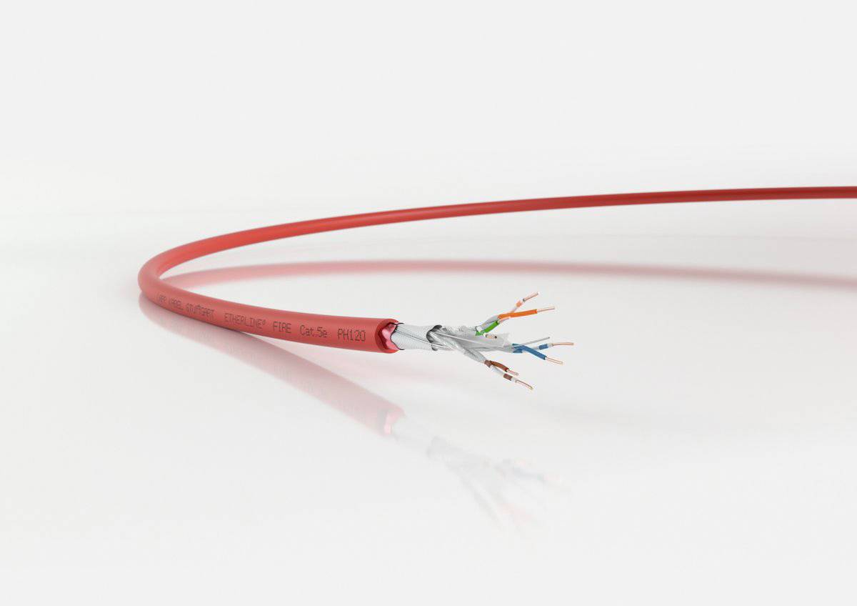 Ein rotes Netzwerkkabel mit freigelegten, farbigen Adern liegt auf einem weißen Hintergrund.