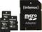 Drei Intenso microSD-Karten (64GB), eine im Adapter.