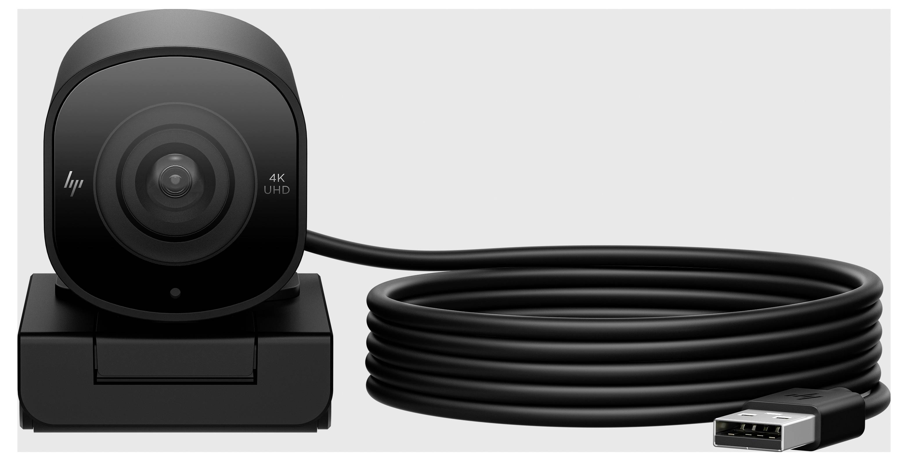 Schwarze Webcam mit 4K UHD-Auflösung auf einer Halterung, angeschlossen mit einem USB-Kabel auf der rechten Seite.