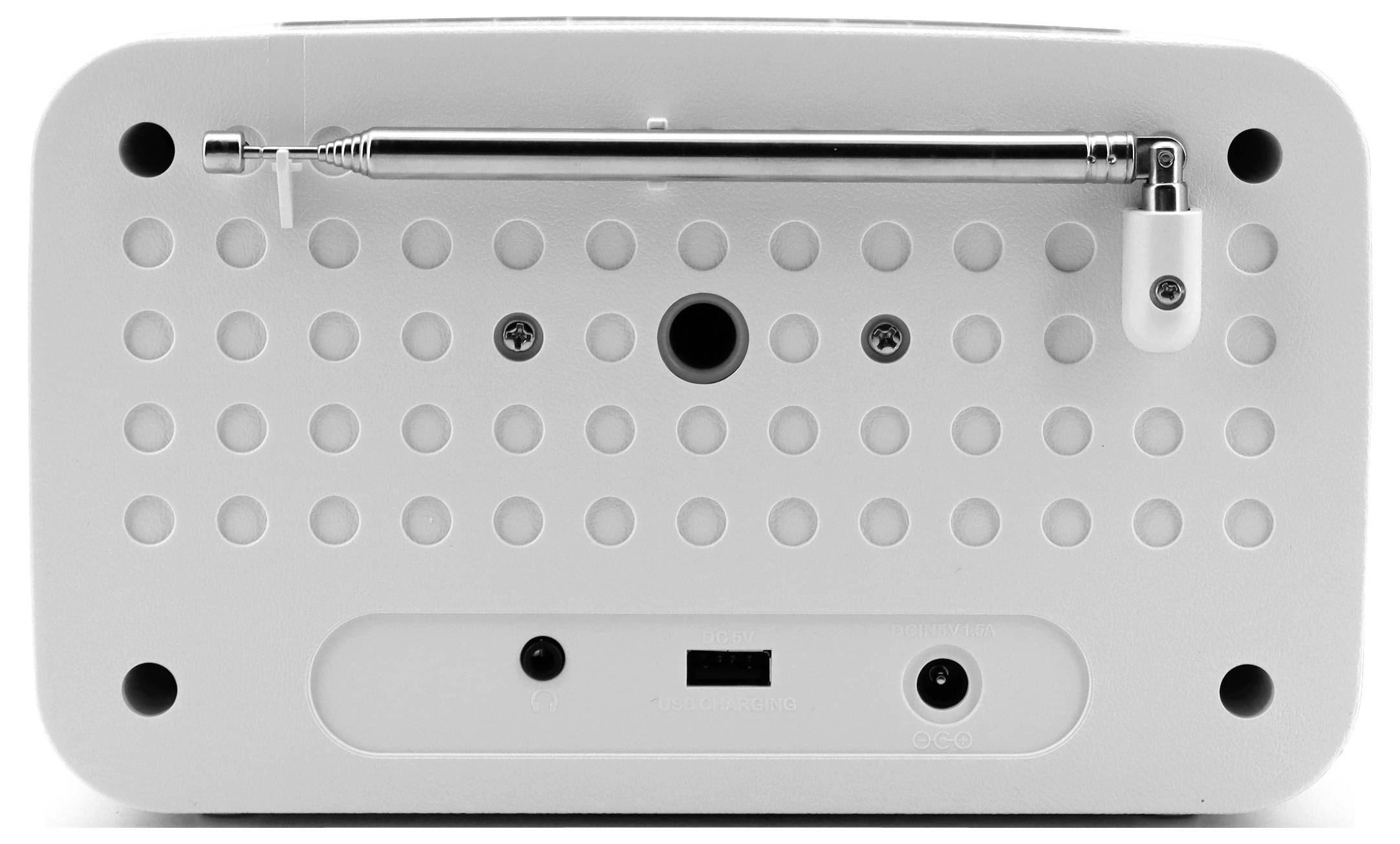 Rückseite eines weißen Radios mit ausziehbarer Antenne, Strom- und AUX-Anschluss. Runde Lüftungslöcher sind sichtbar.