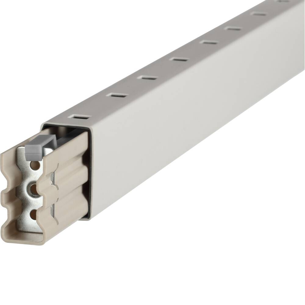 Metallschiene in Beige mit rechteckigem Querschnitt und regelmäßigen Löchern an der Seite, möglicherweise für Bau- oder Montagezwecke.