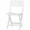 Ein weißer Klappstuhl aus Holz, geeignet für drinnen oder draußen, zeigt ein schlichtes, funktionales Design.