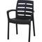 Schwarzer Kunststoffstuhl mit Rückenlehne und Armlehnen, geeignet für Innen- und Außenbereiche. Schlichtes, modernes Design.