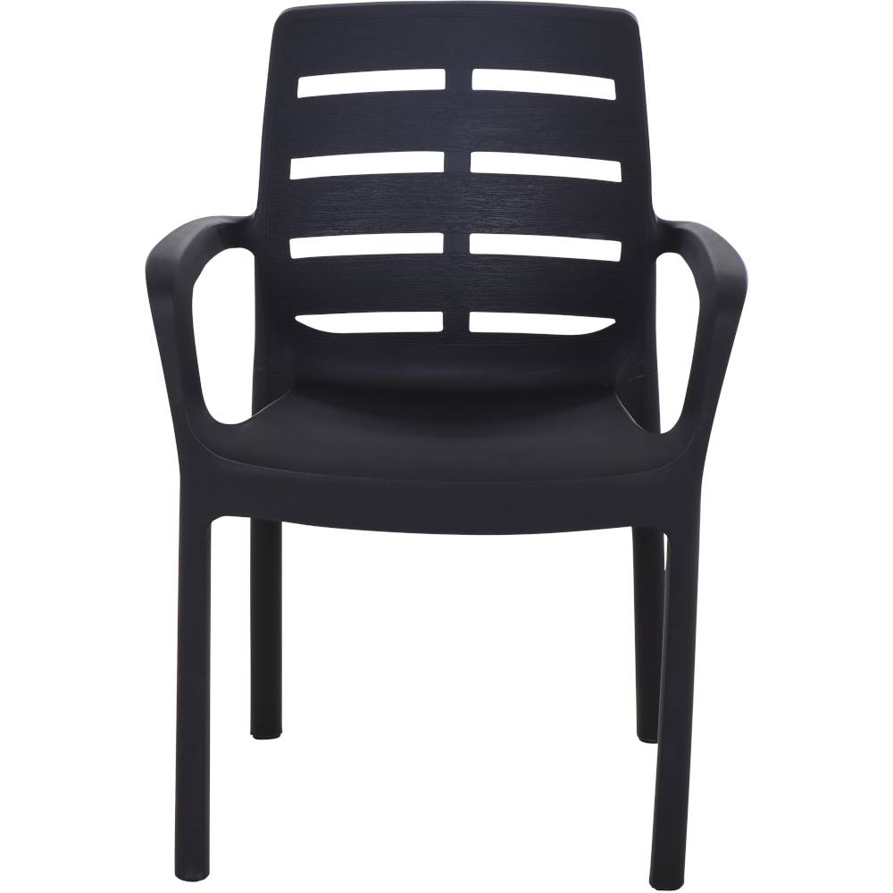 Ein einfacher, schwarzer Kunststoffstuhl mit Armlehnen und horizontal gestreifter Rückenlehne, dargestellt vor weißem Hintergrund.