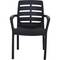 Ein einfacher, schwarzer Kunststoffstuhl mit Armlehnen und horizontal gestreifter Rückenlehne, dargestellt vor weißem Hintergrund.