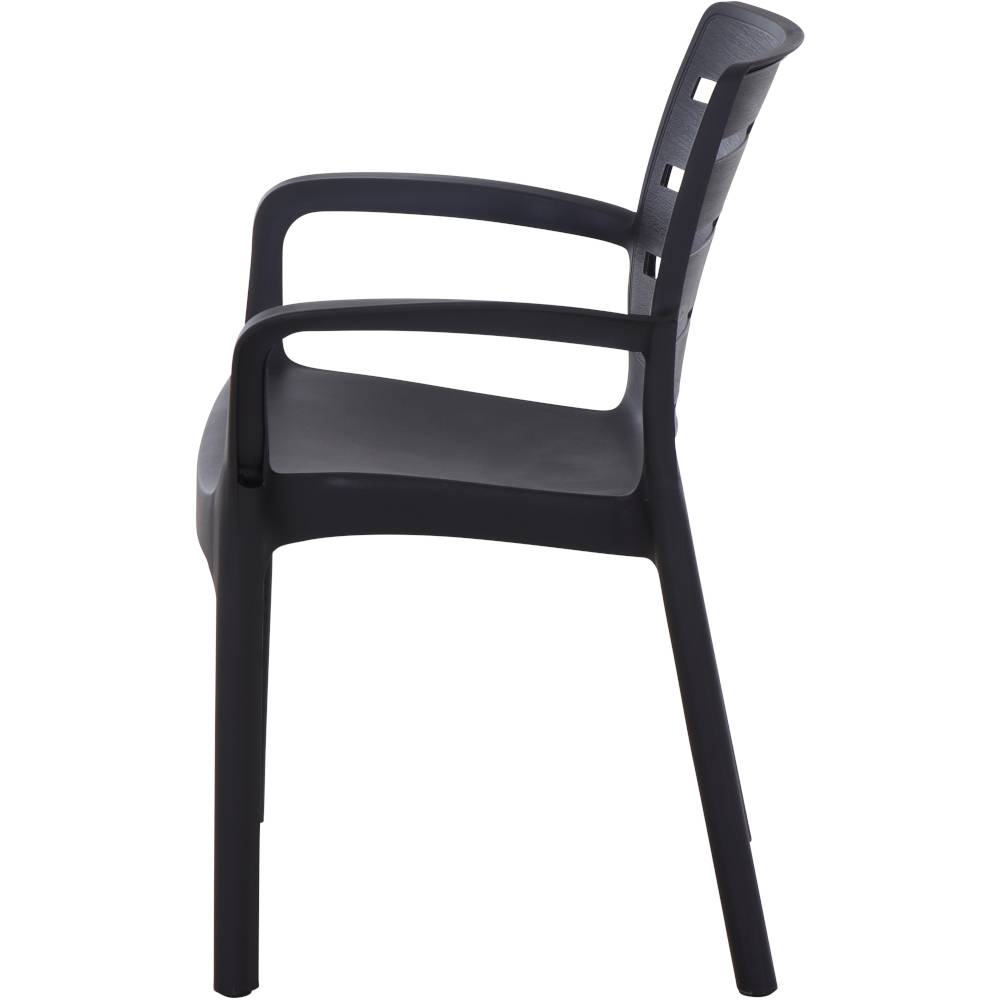 Ein schwarzer Kunststoffstuhl mit Armlehnen und ergonomischem Design, seitlich von rechts gesehen.