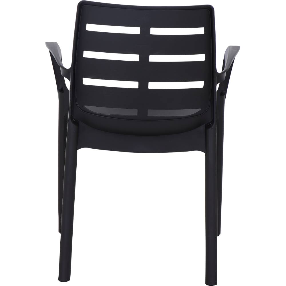 Ein schwarzer Plastikstuhl mit breiten, horizontalen Schlitzen und Armlehnen. Der Stuhl hat ein modernes Design und wirkt stabil.