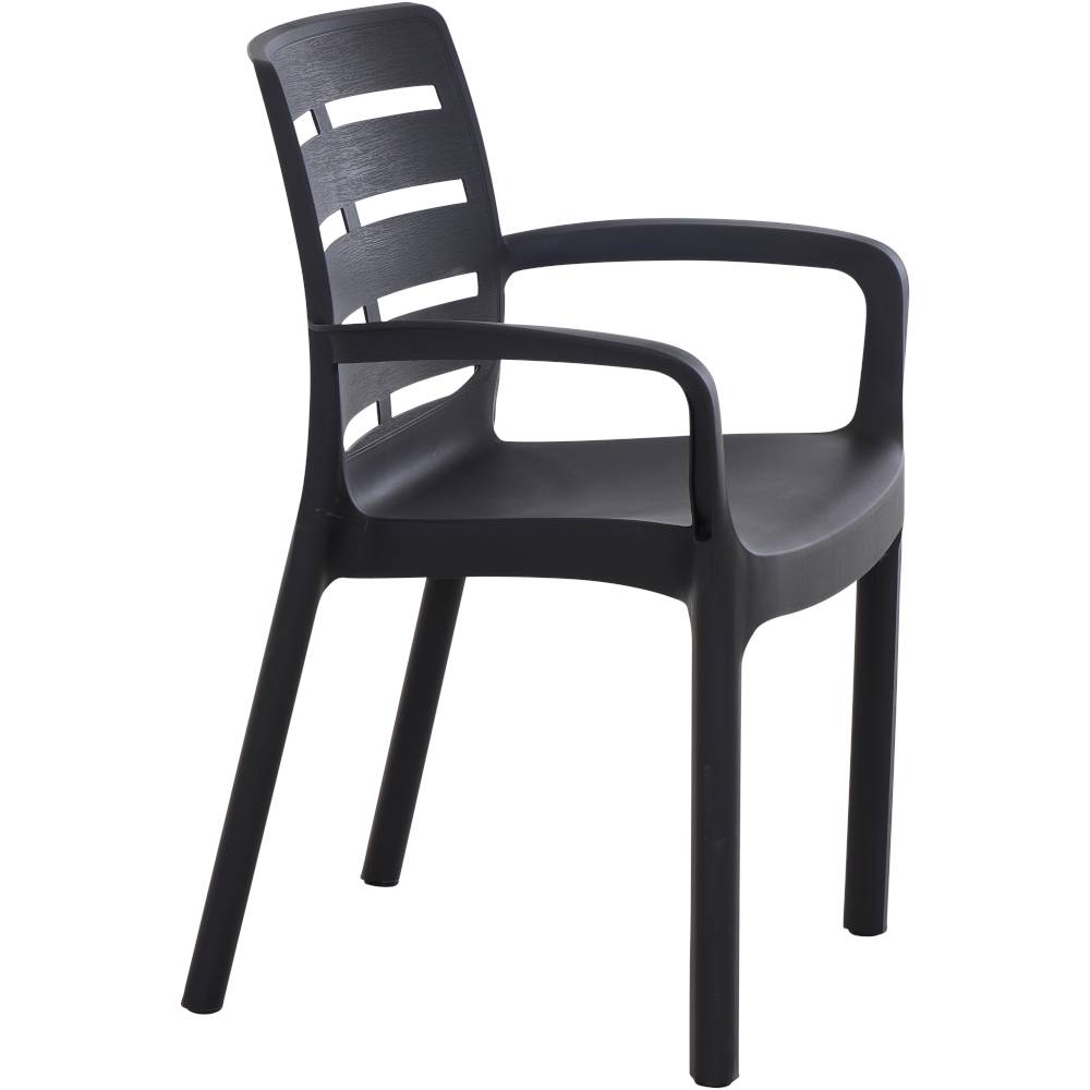 Ein schwarzer moderner Stuhl aus Kunststoff mit Armlehnen und Schlitzen in der Rückenlehne, auf weißem Hintergrund.