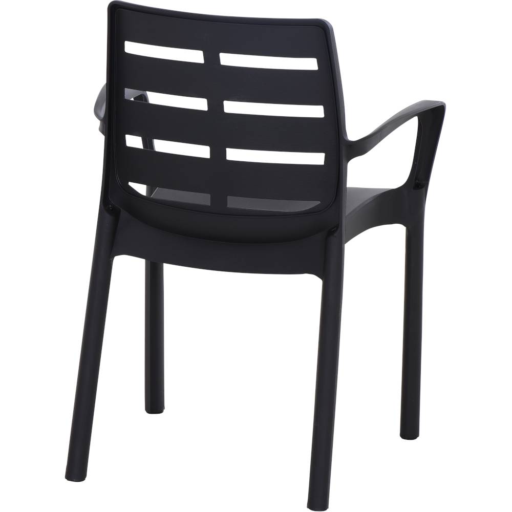 Ein schwarzer Kunststoffstuhl mit Armlehnen und geschwungener Rückenlehne, ideal für drinnen und draußen.