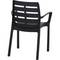 Ein schwarzer Kunststoffstuhl mit Armlehnen und geschwungener Rückenlehne, ideal für drinnen und draußen.