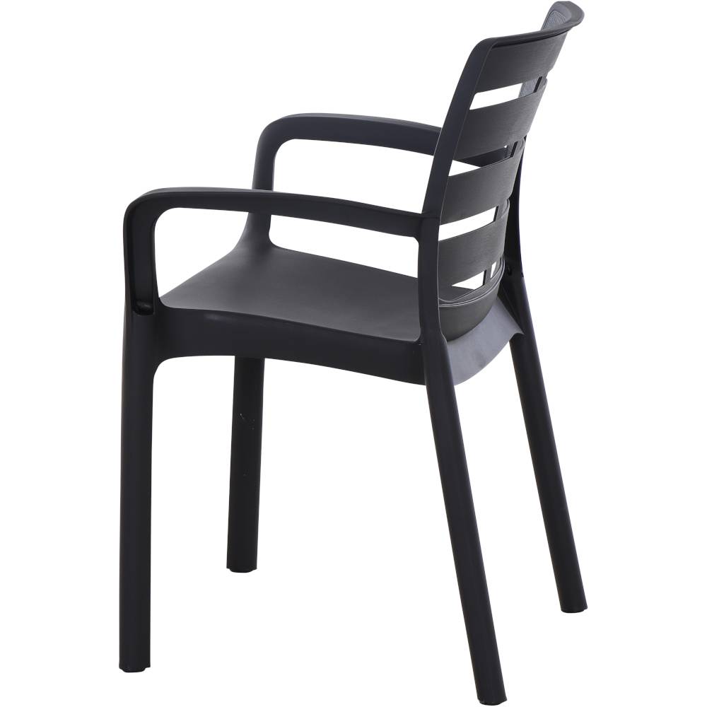 Ein schwarzer Plastikstuhl mit Armlehnen und einer leicht geneigten Rückenlehne. Der Stuhl hat ein modernes Design.