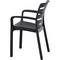 Ein schwarzer Plastikstuhl mit Armlehnen und einer leicht geneigten Rückenlehne. Der Stuhl hat ein modernes Design.