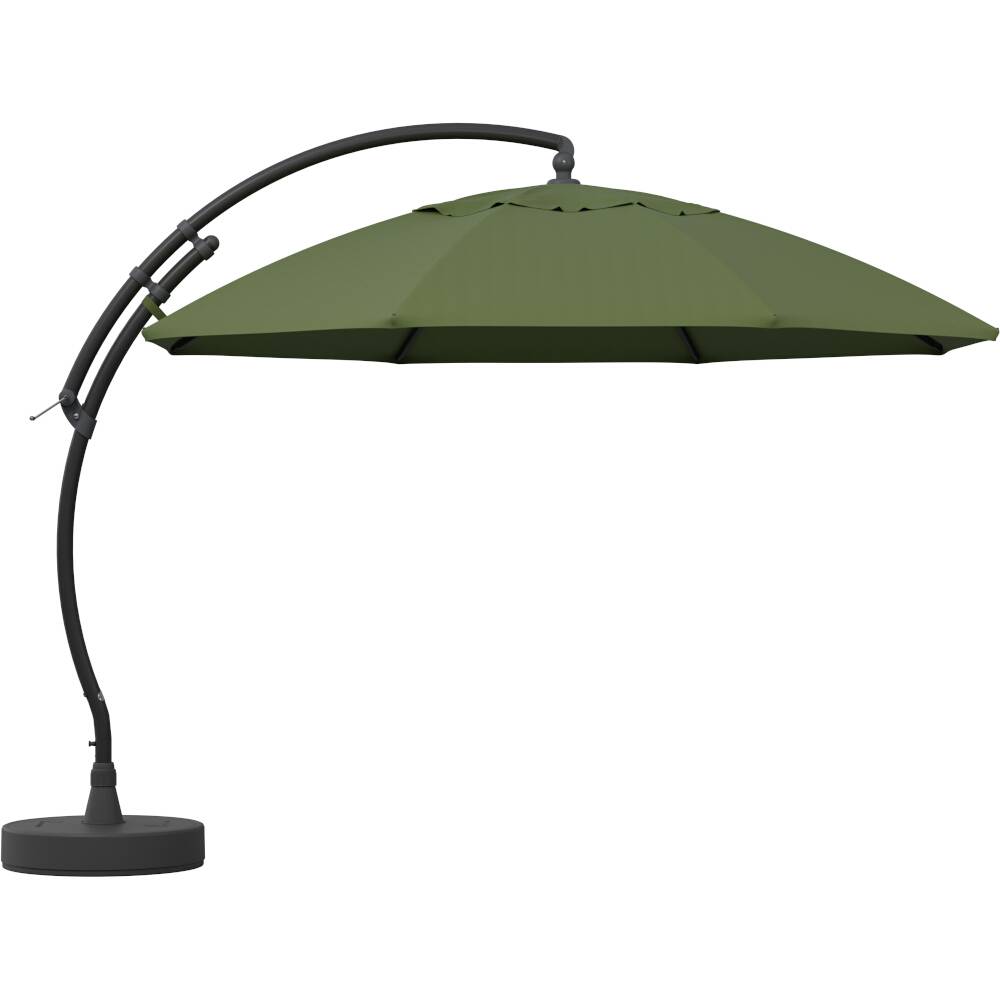 Grüner Freiarmschirm mit gebogenem schwarzem Ständer und rundem Sockel. Geeignet für Garten oder Terrasse, bietet Schatten.