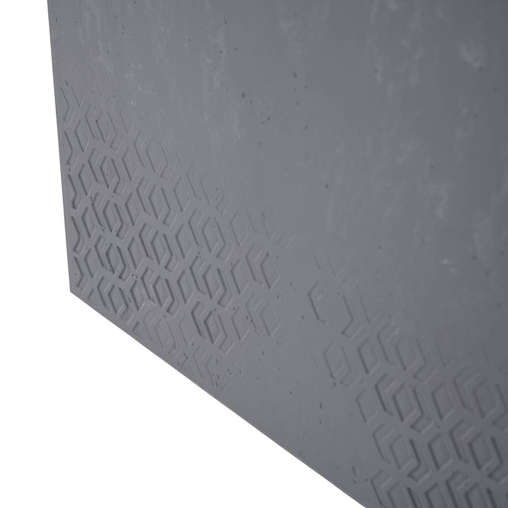 Eckiger Betonpfosten mit eingeprägtem, geometrischem Muster am unteren Rand.