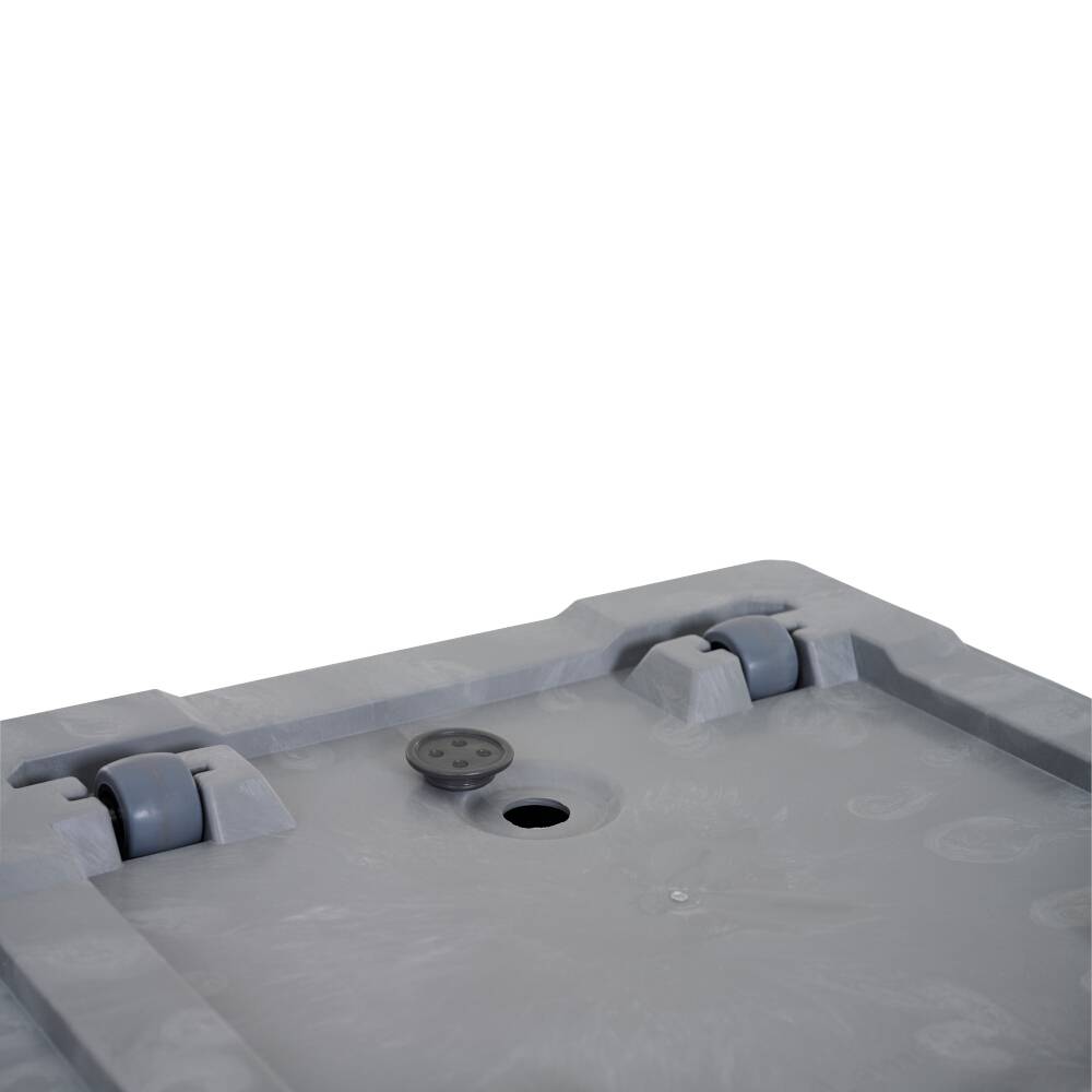 Eine Unterseite eines grauen Plastikkastens mit zwei Rollen und einem Drainageloch.